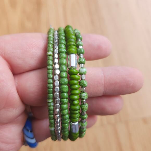 Set of 2 Green Seed Bead Wrap Bracelets Memory Wire Coil Silver Spacers Boho Art - Picture 7 of 8
